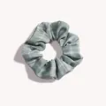 Dettaglio di elastico per capelli a scacchi grigio-verde e bianco con trama in tessuto - Cedro