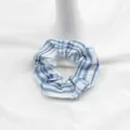 Dettaglio di un elastico per capelli a scacchi blu e bianchi su base di ceramica - Shinazugawa