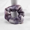 Dettaglio dell'elastico scrunchie a quadri viola con trama in cotone e pieghe elastiche - Torta al Taro (Quadri Viola Rosa)