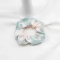 Dettaglio dell'elastico a scacchi verde menta e rosa con tessuto morbido e design elastico - Verde Foglia di Loto