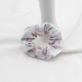 Vista dettagliata di un elastico per capelli a scacchi blu e rosa con trama pieghettata - Fiocchi Di Neve
