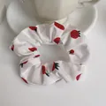 Primer plano de coletero de gasa blanca con un vibrante estampado de fresas rojas y hojas verdes - Blanco