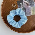 Eleganter hellblauer Satin Haargummi mit Seidentextur und Glanzeffekt für Zöpfe - Himmelblau