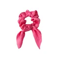 Gros plan détaillé sur le chouchou en satin rose vif avec nœud oreilles de lapin - Rose rouge