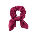 Vue détaillée du chouchou en satin bordeaux foncé avec des nœuds en oreilles de lapin - Bordeaux