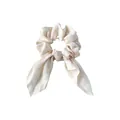 Détail du chouchou en satin crème avec longs rubans et texture de soie douce - Blanc Cassé