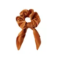 Détail de la texture satinée et du ruban oreille de lapin du chouchou couleur caramel soyeux - Brun