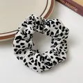 Schicker Haargummi mit weiß-schwarzem Dalmatiner-Leopardenmuster für das Haarstyling - Leopard Weiß
