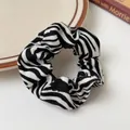 Eleganter Haargummi mit schwarz-weißem Zebramuster aus weichem Stoff mit Faltenstruktur - Zebra Schwarz