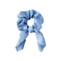 Chouchou oreilles de lapin en satin bleu clair au fini soyeux et texture douce - Bleu ciel