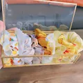 Set di elastici scrunchie con motivi floreali e a quadri in scatola di vetro dorata - Duo d'Autunno