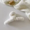 Plüsch Haarspange aus weißem Kunstpelz für Damen auf gemütlichem Strickpullover - Weiß