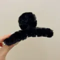 Plüsch-Haarklammer in Schwarz aus Kunstpelz im Überkreuz-Design für Winterfrisuren styling - Schwarz