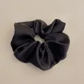 Elegante zwarte satijnen scrunchie met zijdeglans voor stijlvolle paardenstaarten - Groot / Zwart
