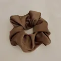 Donkerbruine satijnen scrunchie in Franse vintage stijl met zijden textuur en plooien - Groot / Bruin
