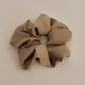 Elegante champagne goud satijnen scrunchie met zijdeachtige finish en plooien - Groot / Khaki