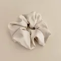 Grote crème satijnen scrunchie met premium matte textuur voor een elegante paardenstaart - Groot / Beige