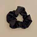 Elegante zwarte satijnen scrunchie met glanzende afwerking en geplooide textuur voor haar - Middelgroot / Zwart