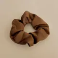 Elegante donkerbruine satijnen scrunchie met zijdeachtige glans en geplooide textuur - Middelgroot / Bruin