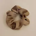 Elegante grote satijnen scrunchie in champagne goud met premium zijden textuur - Middelgroot / Khaki