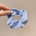 Elegante elastico per capelli in raso organza azzurro con trama di seta liscia e pieghe - Blu