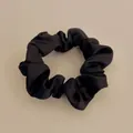Klassieke zwarte satijnen scrunchie met zachte geplooide textuur en glanseffect - Klein / Zwart