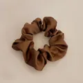 Zijdeachtige satijnen scrunchie in donkerbruin met elegante geplooide textuur - Klein / Bruin