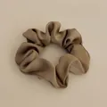 Elegante kaki satijnen haarelastiek met een zijdeachtige glans en elastisch plissé ontwerp - Klein / Khaki