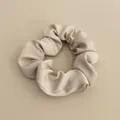 Elegante beige satijnen scrunchie met twill-textuur voor een stijlvolle paardenstaart - Klein / Beige