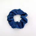 Dunkelblauer Satin-Haargummi mit weicher geraffter Textur für elegantes Haarstyling - Dunkelblau