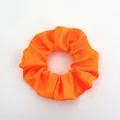 Einfarbiges orangefarbenes Satin-Haargummi mit glatter Faltenstruktur und Elastizität - Orange