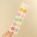 Primer plano de 10 pinzas de estrella coloridas para niñas en tarjeta de exhibición - Multicolor