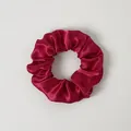 Chouchou LED en satin bordeaux avec texture plissée soyeuse et élastique interne - Bordeaux