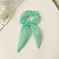 Detail von minzgrünem LED-Haargummi mit Schleife aus transparentem Organza-Stoff - Grün