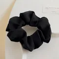 Eleganter großer schwarzer Haargummi aus Seidensatin mit sanften Falten und Glanz - Schwarz
