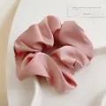 Seidiges Satin-Haargummi in Altrosa mit plissierter Textur auf schlichtem Tablett - Rosa