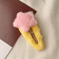 Détail d'une barrette étoile en peluche rose avec base en fourrure jaune - Étoile Rose