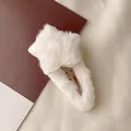 Gros plan sur la barrette étoile en peluche blanche montrant la texture douce et le clip - Étoile Blanche
