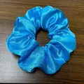Chouchou LED bleu roi éclatant en satin avec texture soyeuse et plis élégants - Bleu ciel
