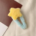 Détail de la pince à cheveux en peluche avec étoile jaune et base bleue douce - Étoile Jaune