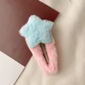 Détail d'une épingle à cheveux étoile en peluche bleu clair avec un clip rose doux - Étoile bleue