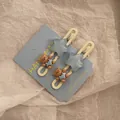 Detailopname van handgemaakte haarclips met beer en blauwe ster op kaart - Blauwe Beer en Ster Clip