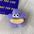 Dettaglio macro di molletta a fiore in peluche viola con grandi occhi e labbra - Viola