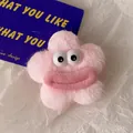 Dettaglio del fermaglio per capelli a stella rosa in peluche con occhi e labbra - Rosa Chiaro
