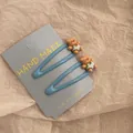 Süße Haarspangen im koreanischen Stil mit braunen Bären auf hellblauen Entenschnabelclips - Blauer Bär BB Clip