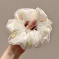 Dettaglio scrunchie in organza crema con boccioli rosa e foglie verdi interni - Stile Ciondolo Fiore Bianco