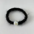 Coletero negro de felpa con una perla irisada decorativa para cabello grueso - Negro