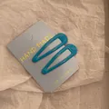 Set van twee blauwe Y2K-haarspelden op handgemaakte kaart op gestructureerd papier - Blauwe Bb-clip