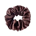 Gros plan d'un chouchou en satin marron foncé avec texture soyeuse et fini brillant - Brun Foncé