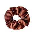 Détail d'un chouchou en satin marron café avec une texture soyeuse et des plis brillants - Brun Rouge